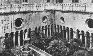 Унутрашње двориште фрањевачког манастира у Дубровнику, стара фотографија.