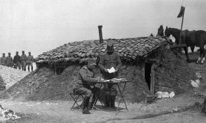 Командант 13. пука Тимочке дивизије I позива пуковник Миљко Поповић, испред земунице