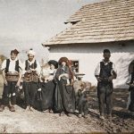 Српска породица у близини изворишта реке Босне, околина Сарајева, 16. октобар 1912. (фото www.albert-kahn.hauts-de-seine.fr)