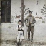 Осмогодишњи дечак и старац испред куће на путу за Авалу, околина Београда, 27. април 1913. (фото www.albert-kahn.hauts-de-seine.fr)