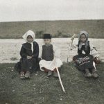 Три мала чобана на путу за Авалу, околина Београда, 27. април 1913. (фото www.albert-kahn.hauts-de-seine.fr)