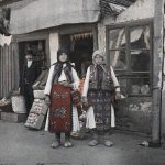 Две жене са села, Београд, 1. мај 1913. (фото www.albert-kahn.hauts-de-seine.fr)