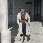 Стари Црногорац са пиштољем за појасом, Цетиње, 23. октобар 1913. (фото www.albert-kahn.hauts-de-seine.fr)